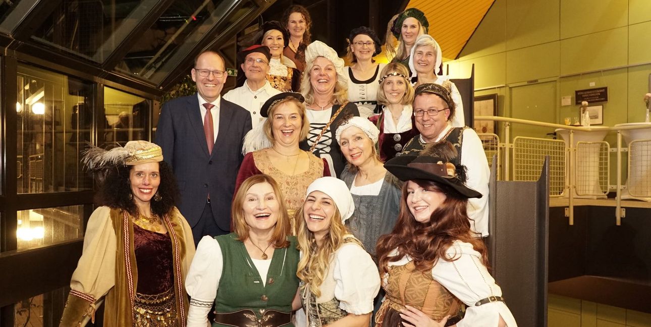 Mitarbeiter des Bezirksamtes empfingen zum Jubiläumsauftakt in historischen Kostümen auch den OB im Anzug.
