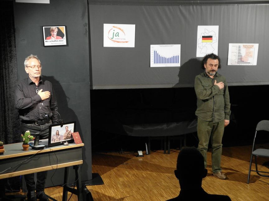 Zum Auftakt von „Theater im Kreis“ präsentieren Thomas Hänsel und Rusen Kartologlu das Stück „Winnetou – Der Schatz im Silbersee“ in der Aula der Sindelfinger Gottlieb-Daimler-Schule 2 vor Schülerinnen und Schülern des Kaufmännischen Schulzentrums Böblingen.   Bild: Staber