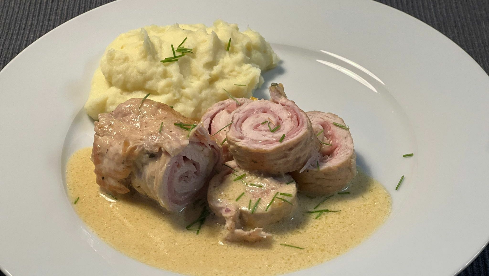 Deftige Putenrouladen mit klassischer Füllung. Bild: Kalus