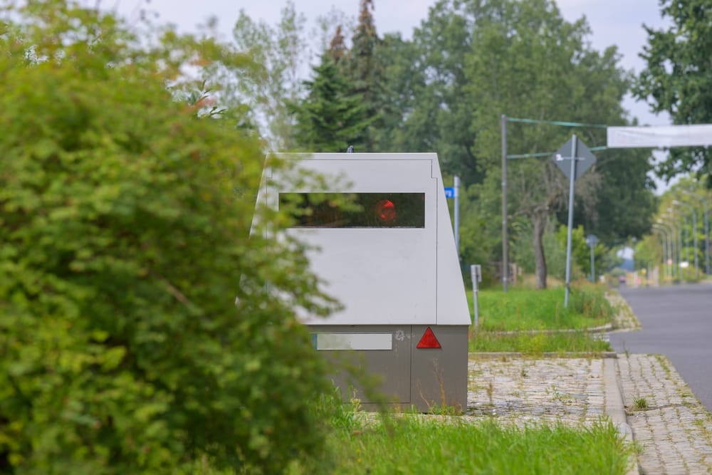 Wer sich ans Tempolimit hält, fährt nicht nur sicherer, sondern läuft auch nicht Gefahr, geblitzt zu werden. Aber merkt man es immer, wenn man geblitzt wird?