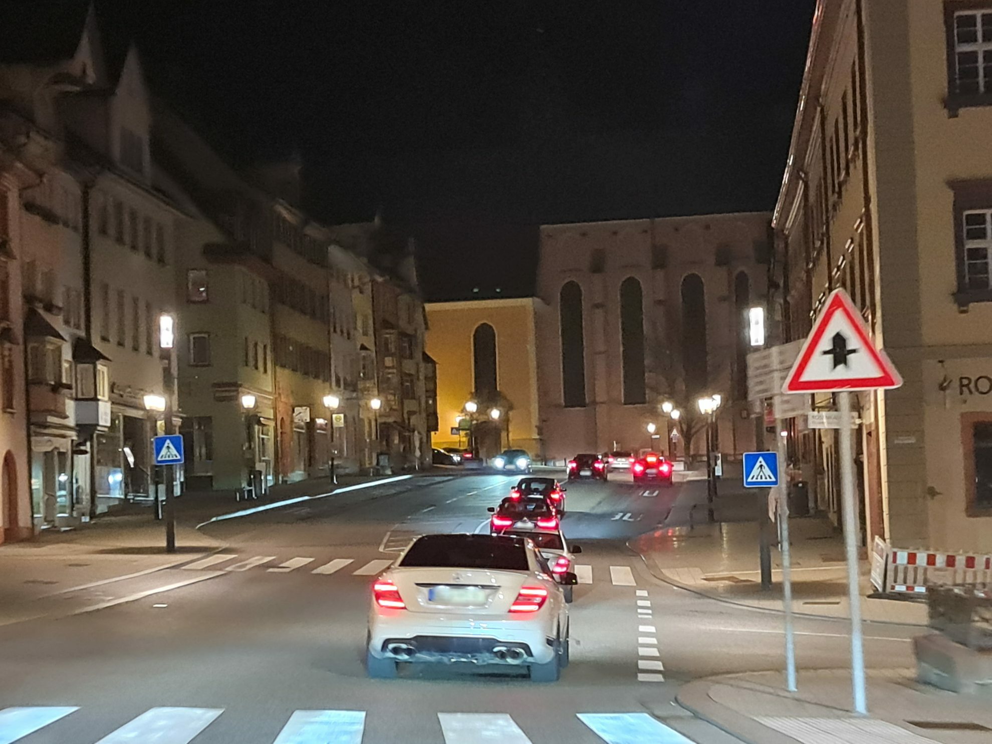 Die andere Seite zu den teilweise gesitteten Treffen auf den Parkplätzen: Poser, die mit lautem Motorröhren und hupend durch die historische Rottweiler Innenstadt ziehen. Foto: Heidepriem