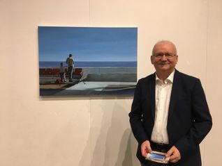 Andreas Jauss mit seinem Bild „Passage“ aus dem Jahr 2018 in der Galerie Oberlichtsaal Sindelfingen.