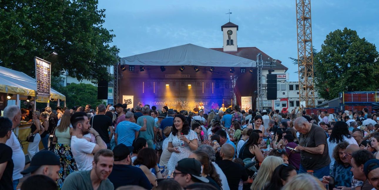 Abendliche Partystimmung an der Hauptbühne auf dem Sindelfinger Marktplatz.Bilder: Dettenmeyer
