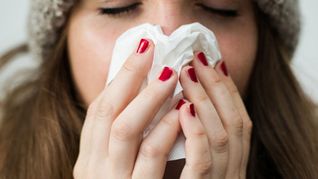 Die jährliche Grippewelle nimmt langsam Fahrt auf. (Symbolbild)