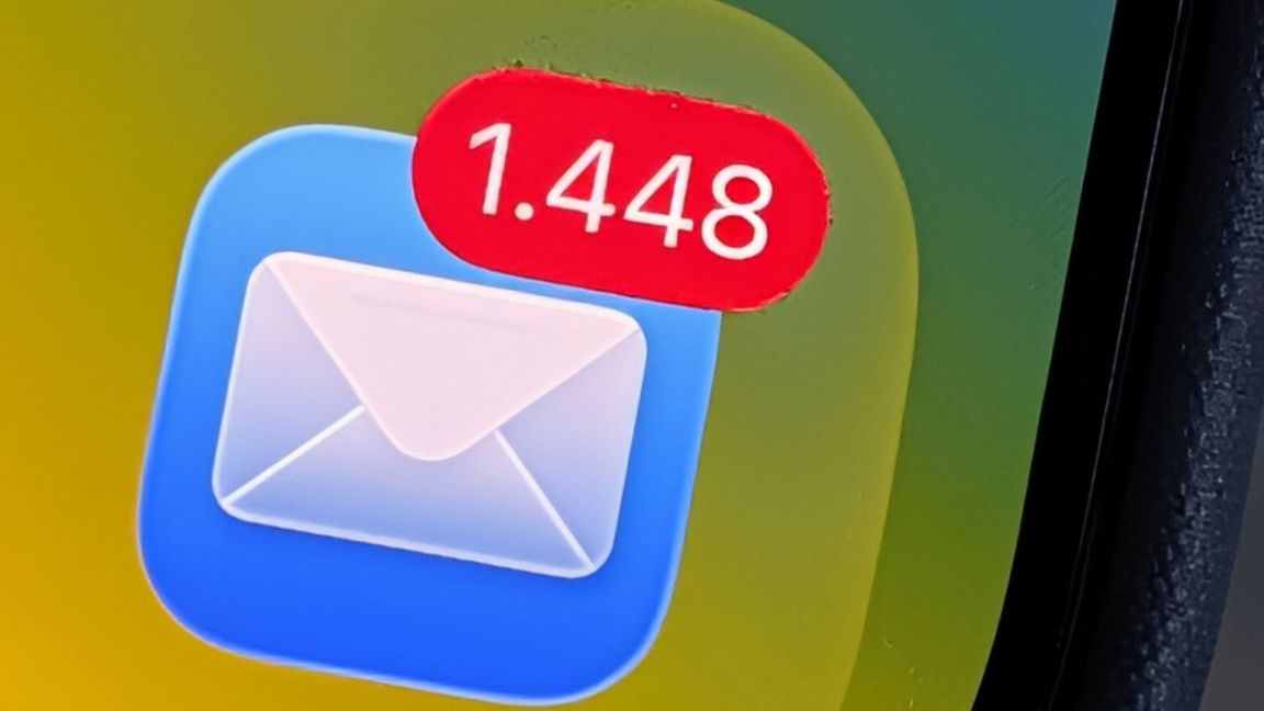 Nach einer Bitkom-Studie landen im Durchschnitt täglich 53 Mails in geschäftlichen Mail-Postfächern.