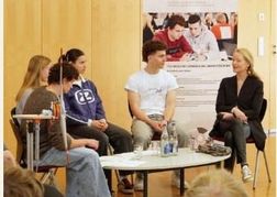 Umweltministerin Thekla Walker im Gespräch mit Schülern.