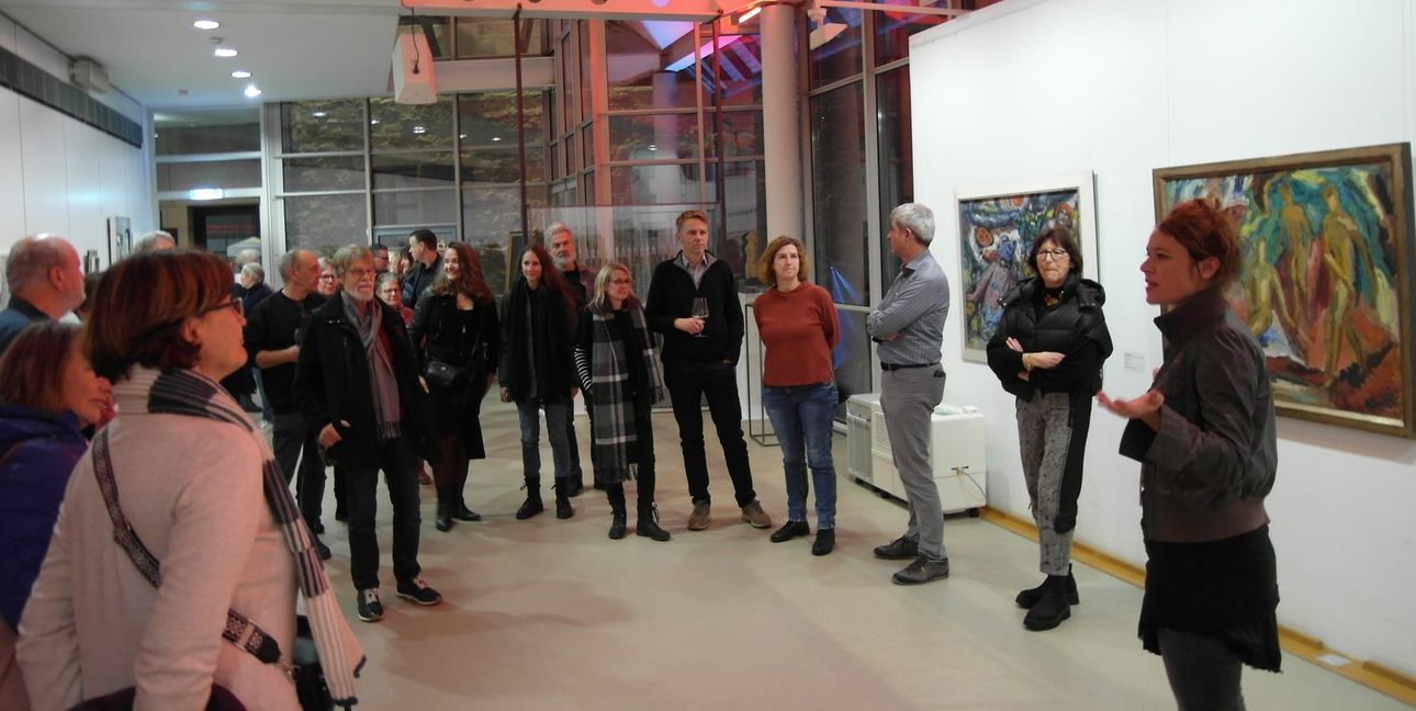Unter dem Titel „Protest“ hat die Leiterin der Städtischen Galerie Böblingen bei der 22. Langen Nacht der Museen, Corinna Steimel (rechts), Aspekte der Daueraustellung „Stuttgarter Sezession“ erläutert.