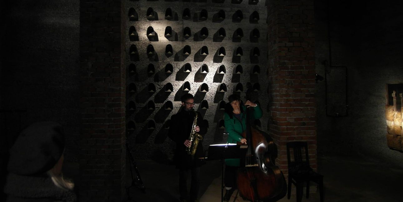 Zum ersten Mal wurden die „Erinnerungsräume“ des Künsterls Marinus van Aalst auf dem Alten Friedhof Böblingen bei der 22. Langen Nacht der Museen musikalisch bespielt - von Anreas Francke und Judith Goldbah, dem Duo „Deuce“.