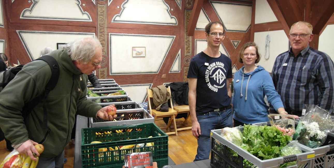 Im zweiten Stock des Deutschen Fleischermuseums haben die Lebensmittelretter Matthias Horrer, Conny Linke und Christof Kreidler (von links) bei der 22. Langen Nacht der Museen auf die Probleme von Lebensmittelverschwendung aufmerksam gemacht.