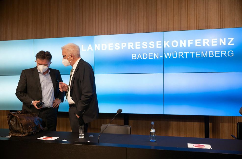 Gesundheitsminister Manfred Lucha und Ministerpräsident Winfried Kretschmann kündigen neue Pandemiestufen für Baden-Württemberg an.