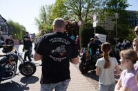 Kaiserwetter und Jubiläumsbier: So war das Maibaumstellen der Feuerwehr beim Maichinger Bürgerhaus.