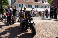 Kaiserwetter und Jubiläumsbier: So war das Maibaumstellen der Feuerwehr beim Maichinger Bürgerhaus.