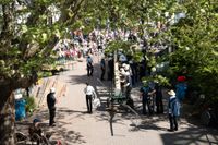 Kaiserwetter und Jubiläumsbier: So war das Maibaumstellen der Feuerwehr beim Maichinger Bürgerhaus.