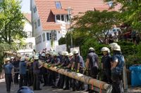 Kaiserwetter und Jubiläumsbier: So war das Maibaumstellen der Feuerwehr beim Maichinger Bürgerhaus.