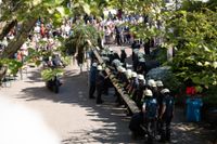 Kaiserwetter und Jubiläumsbier: So war das Maibaumstellen der Feuerwehr beim Maichinger Bürgerhaus.