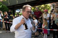 Kaiserwetter und Jubiläumsbier: So war das Maibaumstellen der Feuerwehr beim Maichinger Bürgerhaus.