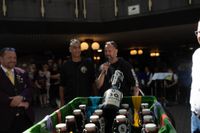 Kaiserwetter und Jubiläumsbier: So war das Maibaumstellen der Feuerwehr beim Maichinger Bürgerhaus.