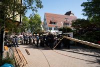 Kaiserwetter und Jubiläumsbier: So war das Maibaumstellen der Feuerwehr beim Maichinger Bürgerhaus.