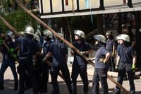 Kaiserwetter und Jubiläumsbier: So war das Maibaumstellen der Feuerwehr beim Maichinger Bürgerhaus.