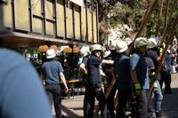 Kaiserwetter und Jubiläumsbier: So war das Maibaumstellen der Feuerwehr beim Maichinger Bürgerhaus.