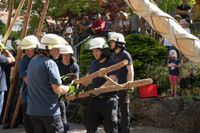 Kaiserwetter und Jubiläumsbier: So war das Maibaumstellen der Feuerwehr beim Maichinger Bürgerhaus.