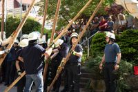 Kaiserwetter und Jubiläumsbier: So war das Maibaumstellen der Feuerwehr beim Maichinger Bürgerhaus.