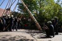 Kaiserwetter und Jubiläumsbier: So war das Maibaumstellen der Feuerwehr beim Maichinger Bürgerhaus.