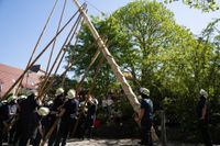Kaiserwetter und Jubiläumsbier: So war das Maibaumstellen der Feuerwehr beim Maichinger Bürgerhaus.