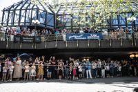 Kaiserwetter und Jubiläumsbier: So war das Maibaumstellen der Feuerwehr beim Maichinger Bürgerhaus.