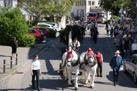 Kaiserwetter und Jubiläumsbier: So war das Maibaumstellen der Feuerwehr beim Maichinger Bürgerhaus.