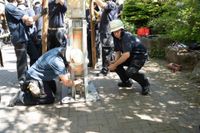 Kaiserwetter und Jubiläumsbier: So war das Maibaumstellen der Feuerwehr beim Maichinger Bürgerhaus.