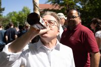 Kaiserwetter und Jubiläumsbier: So war das Maibaumstellen der Feuerwehr beim Maichinger Bürgerhaus.