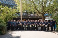 Kaiserwetter und Jubiläumsbier: So war das Maibaumstellen der Feuerwehr beim Maichinger Bürgerhaus.