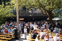 Kaiserwetter und Jubiläumsbier: So war das Maibaumstellen der Feuerwehr beim Maichinger Bürgerhaus.