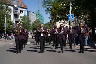 Kaiserwetter und Jubiläumsbier: So war das Maibaumstellen der Feuerwehr beim Maichinger Bürgerhaus.