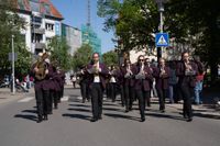 Kaiserwetter und Jubiläumsbier: So war das Maibaumstellen der Feuerwehr beim Maichinger Bürgerhaus.