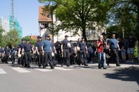 Kaiserwetter und Jubiläumsbier: So war das Maibaumstellen der Feuerwehr beim Maichinger Bürgerhaus.
