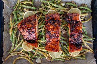 Lachs mit Bohnen aus dem Backofen. Bild: Nüßle