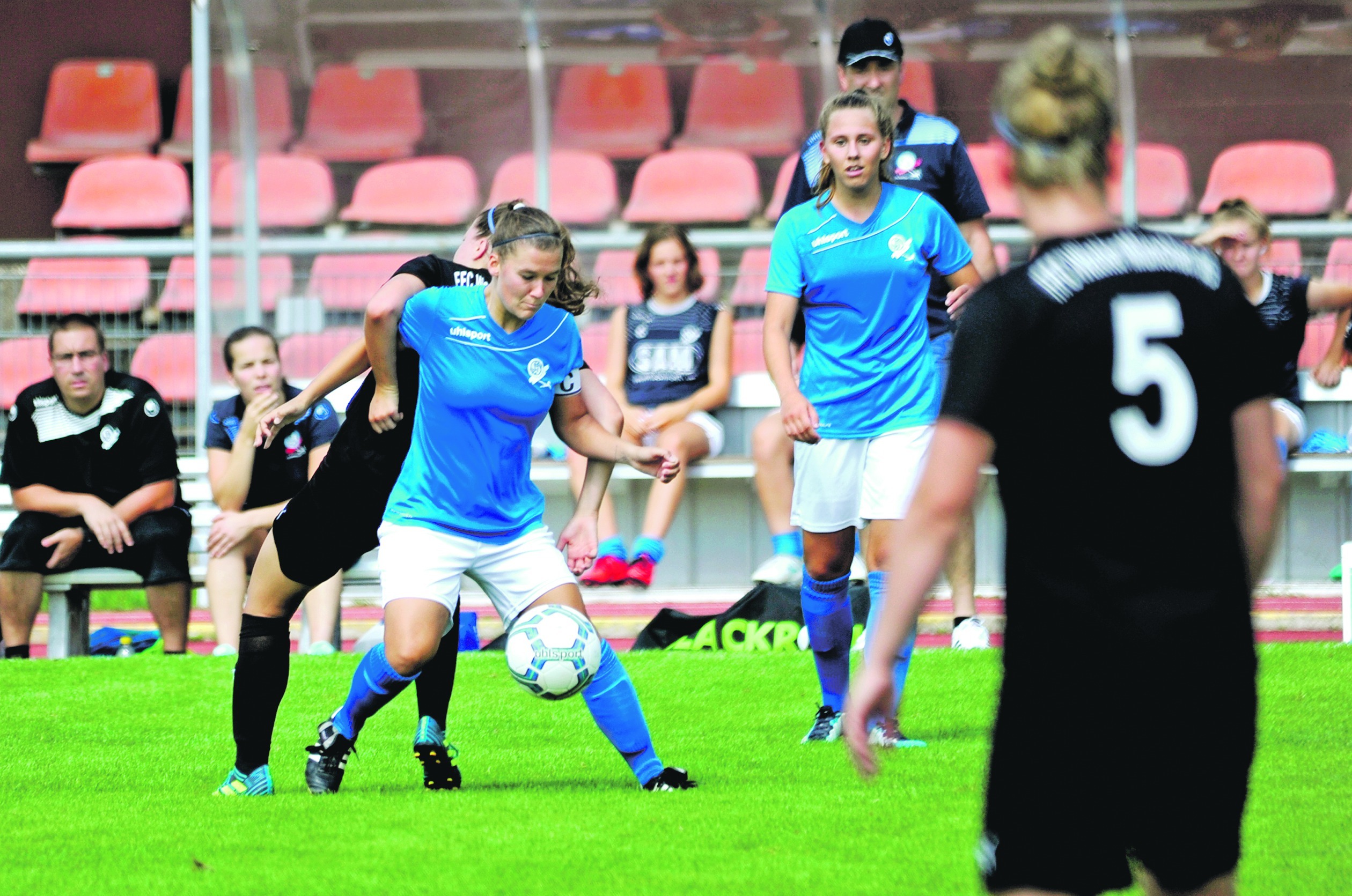 Julia Steger (am Ball), Neele Beck (rechts) und ihre Teamkolleginnen taten sich gegen Wacker München schwer.  Bild: Photo 5