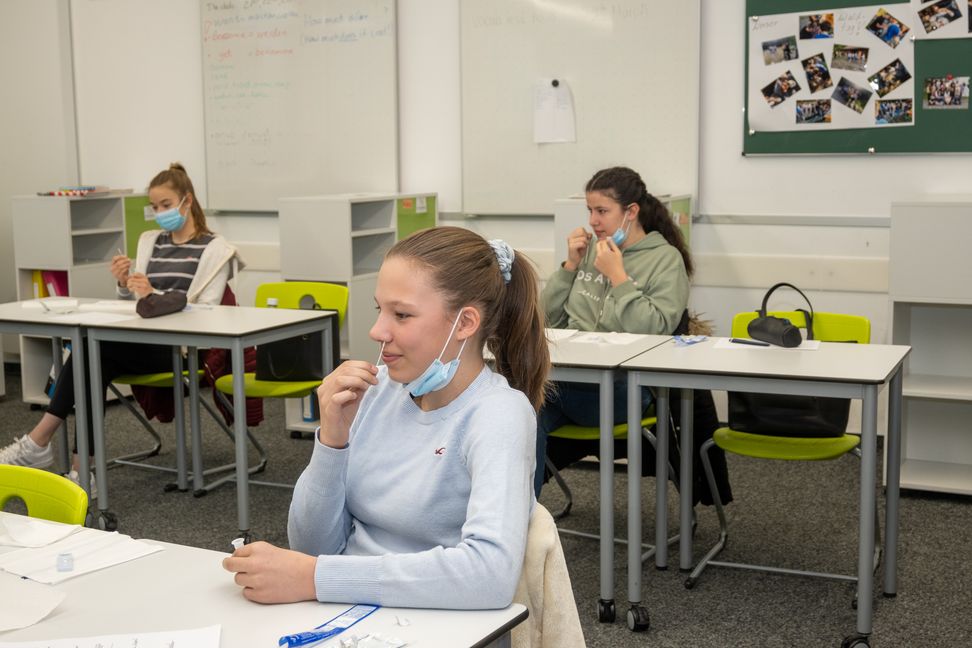 Vor dem Deutschunterricht erstmal testen für Leonie Drechsel eine gute Lösung.
Bild: Nüßle