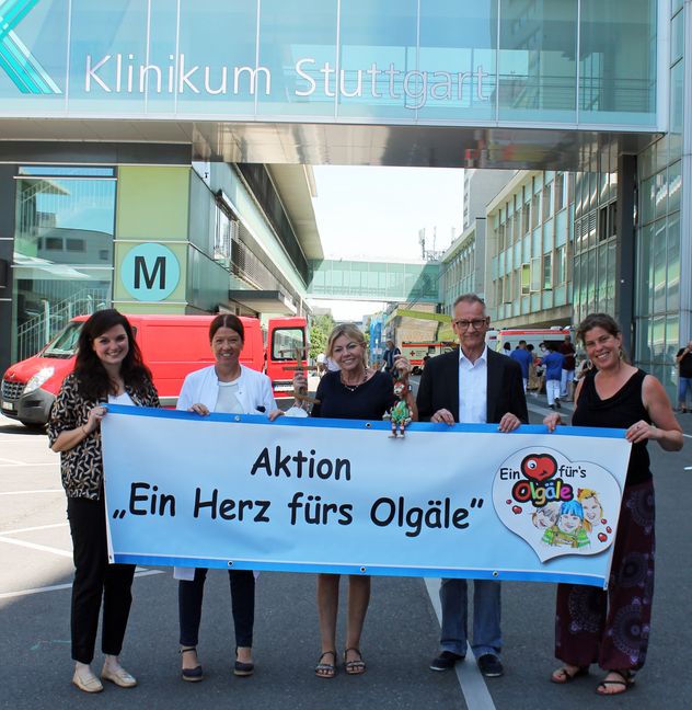 Freuten sich mit den Kindern über die willkommene Abwechslung v. links: Verena Schäfer,Dr.Claudia Blattmann,Doris Sperlich,Wolfgang Schindler und Beate Haigis. Bild: Klinikum Stuttgart