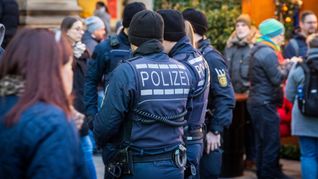 Polizisten sind auf dem Weihnachtsmarkt – wie hier in Stuttgart im vergangenen Jahr – dauerhaft im Einsatz.