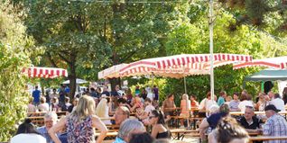 Die Schönaicher Hasenbühl-Hocketse ist ein Familien- und Sommerfest, das zum späteren Zeitpunkt in einen geselligen Party- und Musikabend übergeht.