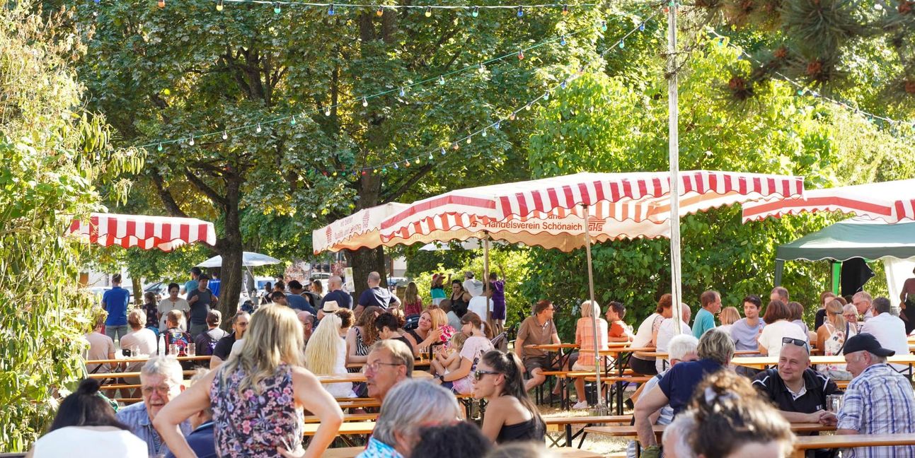 Die Schönaicher Hasenbühl-Hocketse ist ein Familien- und Sommerfest, das zum späteren Zeitpunkt in einen geselligen Party- und Musikabend übergeht.