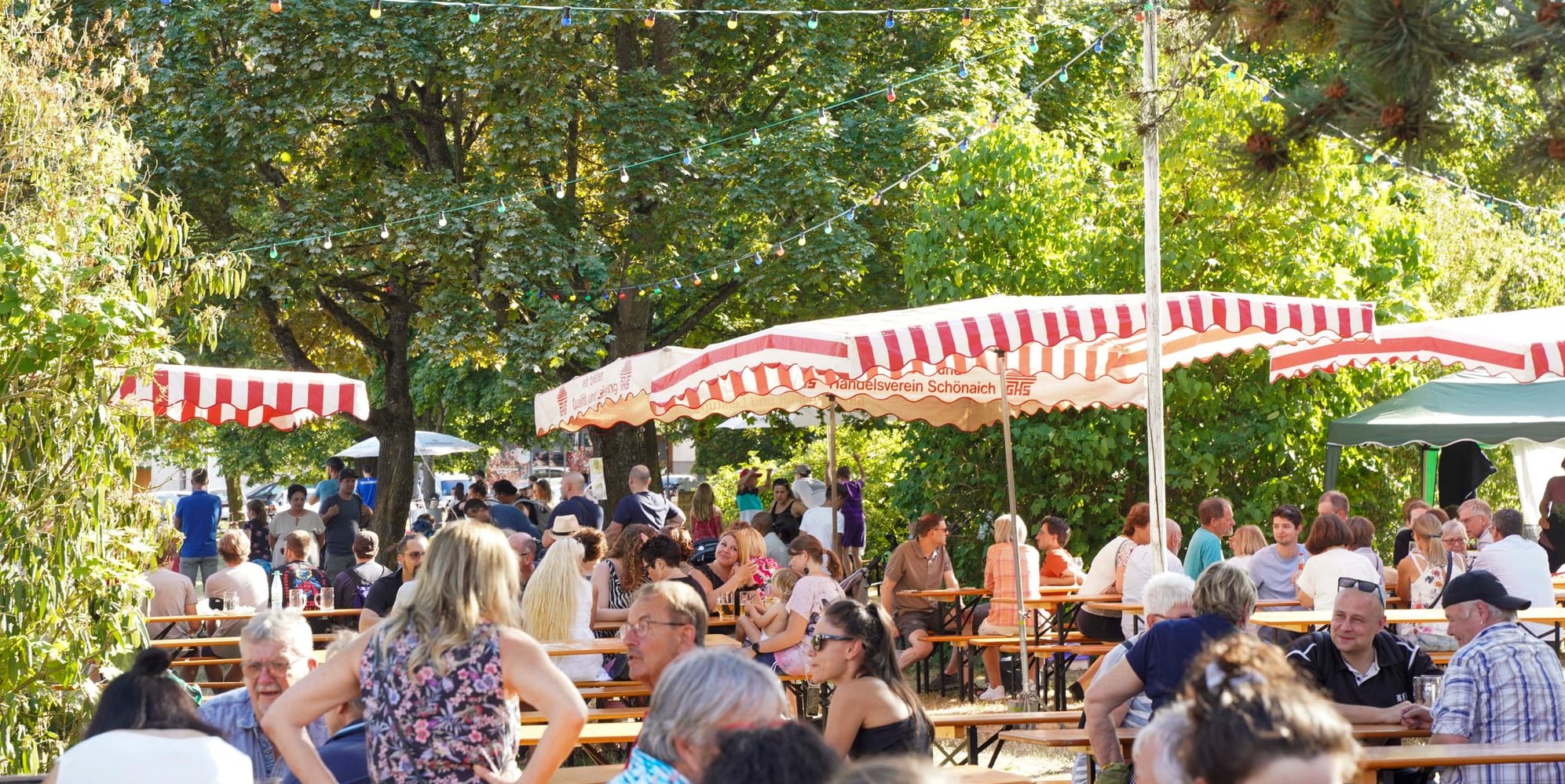 Die Schönaicher Hasenbühl-Hocketse ist ein Familien- und Sommerfest, das zum späteren Zeitpunkt in einen geselligen Party- und Musikabend übergeht.