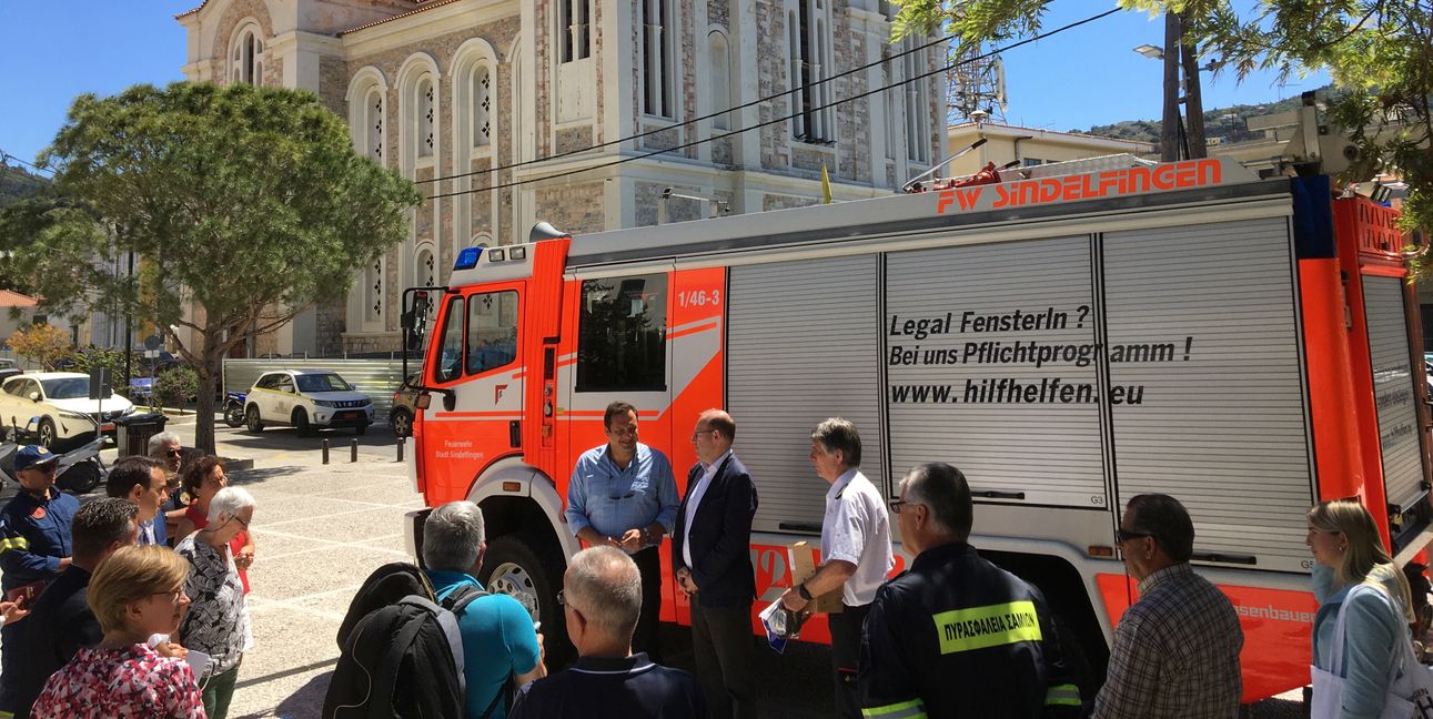 Die Übergabe des Sindelfinger Feuerwehrautos auf dem Rathausvorplatz der Hauptstadt von Samos vor der 1909 geweihten Spiridon-Kirche, die beim schweren Erdbeben 2020 beschädigt wurde und immer noch nicht fertig renoviert ist.