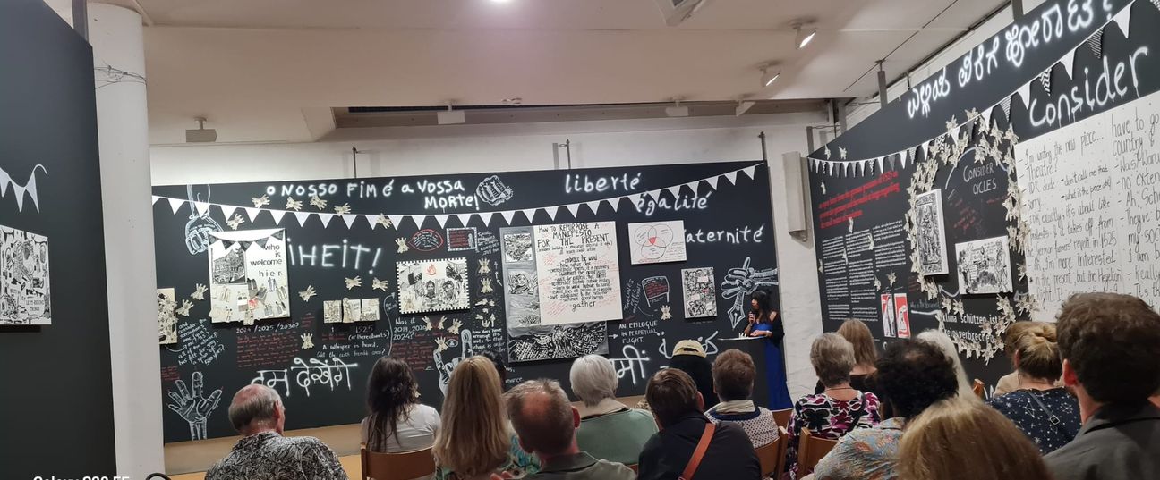 Die indische Künstlerin Deepika  Arwind bei der Vernissage am Rednerpult. Am Mittwoch gibt es mit ihr im Bauenrkriegsmuseum eine Veranstalutng zur langen Nacht der Demokratie.
