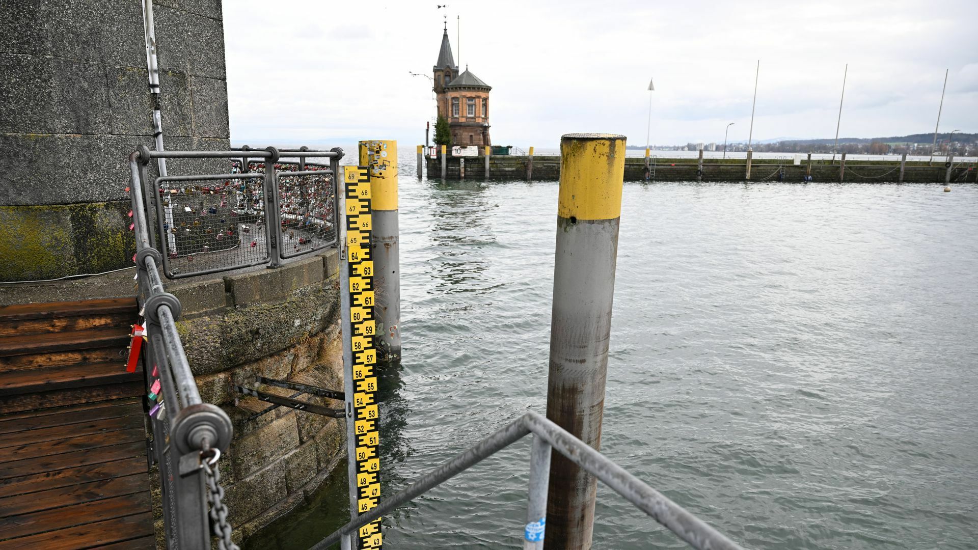 Am Konstanzer Hafen, unterhalb der Hafenschönheit Imperia, wird der Pegel gemessen.   Foto: dpa/Felix Kästle