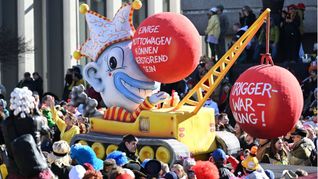Der Motivwagen mit dem Motto „Triggerwarnung“ wird beim Rosenmontagszug am 3. März 2025 in Düsseldorf gezeigt.