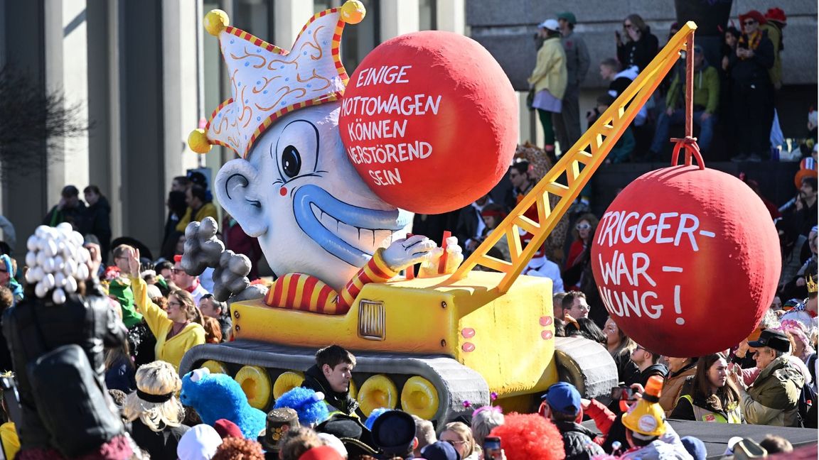 Der Motivwagen mit dem Motto „Triggerwarnung“ wird beim Rosenmontagszug am 3. März 2025 in Düsseldorf gezeigt.